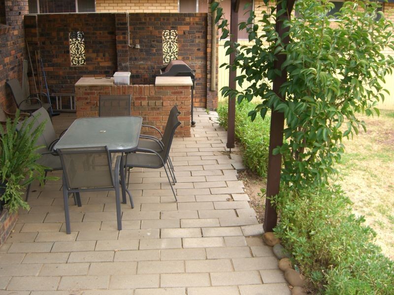 72 Blackett Avenue, Young NSW 2594