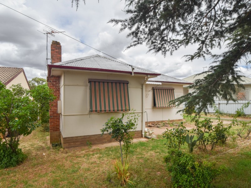 42 Blackett Avenue, Young NSW 2594