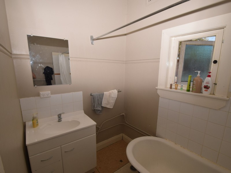 Room 1/14 Spring Street, Young NSW 2594