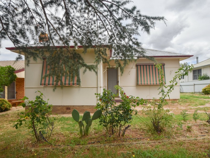 42 Blackett Avenue, Young NSW 2594