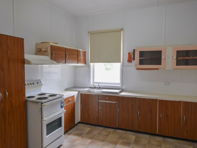 42 Blackett Avenue, Young NSW 2594