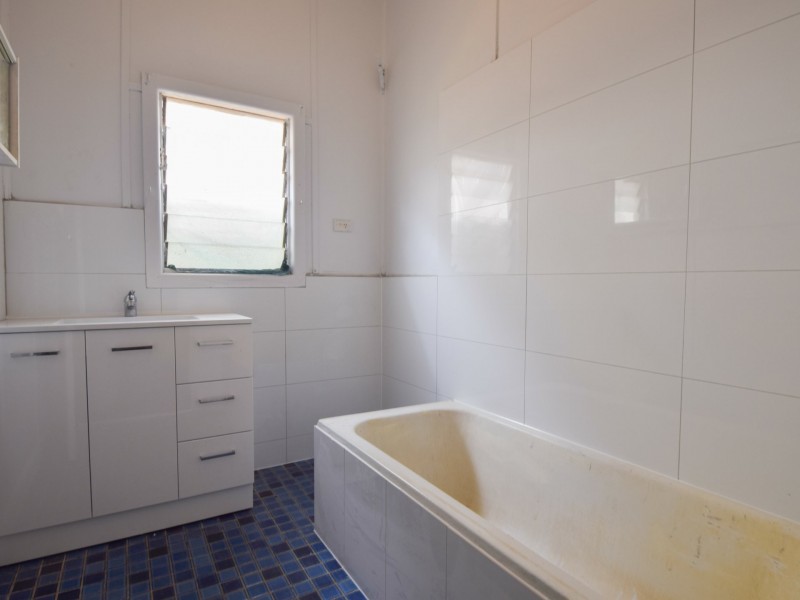 42 Blackett Avenue, Young NSW 2594