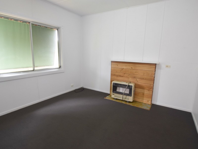 42 Blackett Avenue, Young NSW 2594