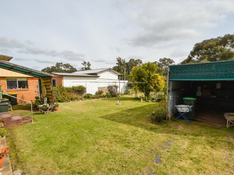 42 Blackett Avenue, Young NSW 2594