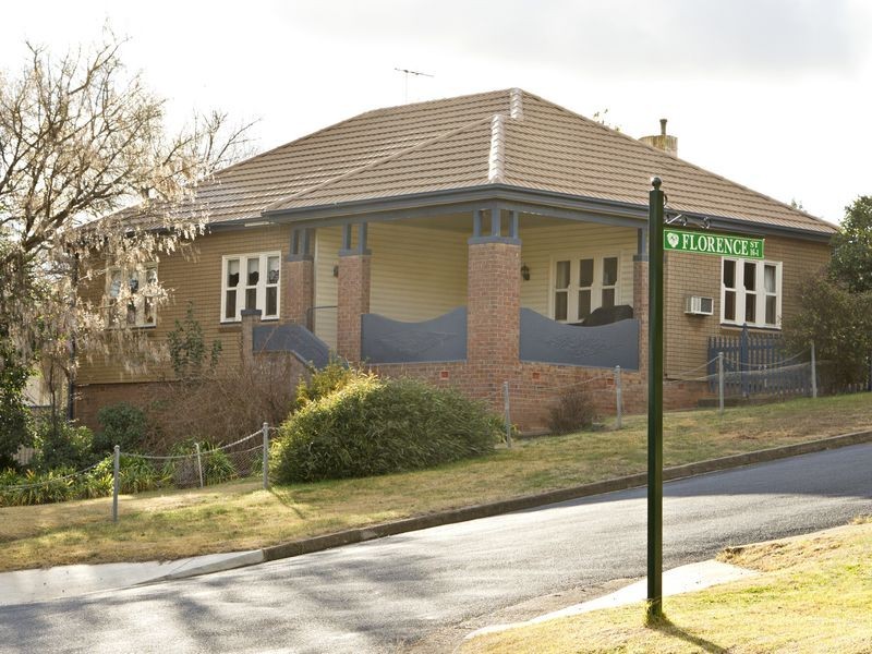 19 Whiteman Avenue, Young NSW 2594