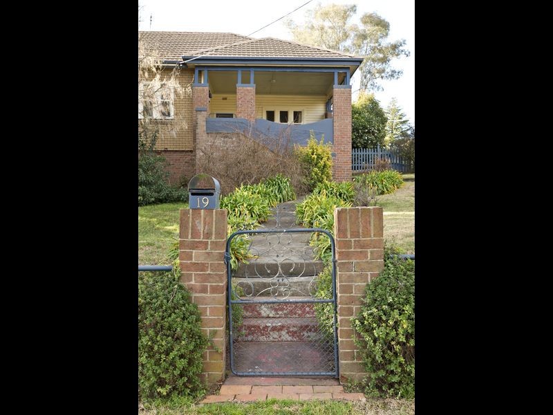 19 Whiteman Avenue, Young NSW 2594