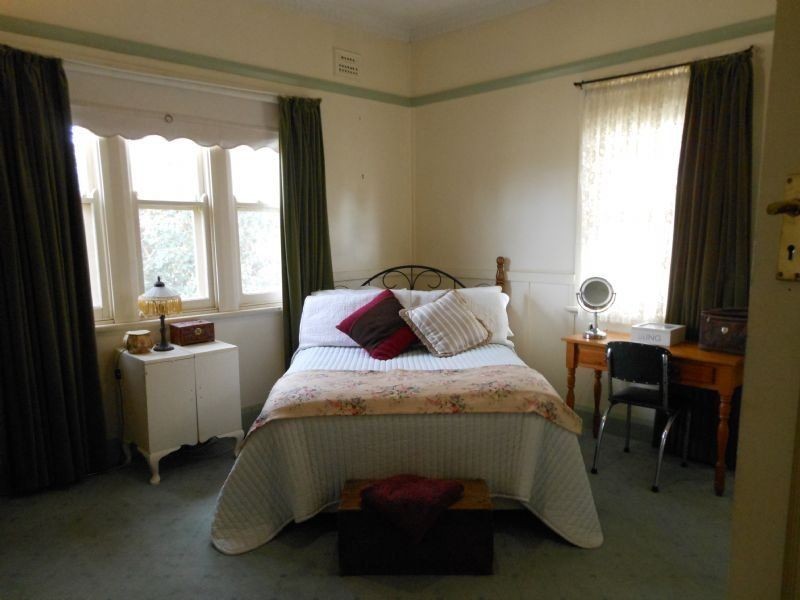 19 Whiteman Avenue, Young NSW 2594