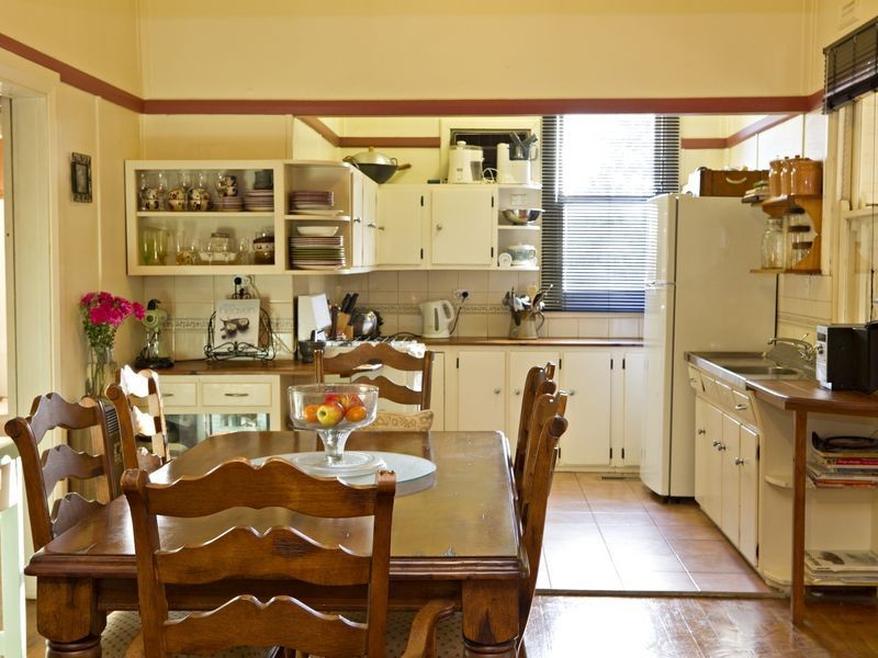 19 Whiteman Avenue, Young NSW 2594