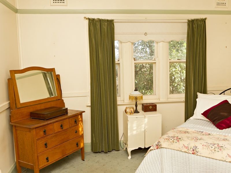 19 Whiteman Avenue, Young NSW 2594