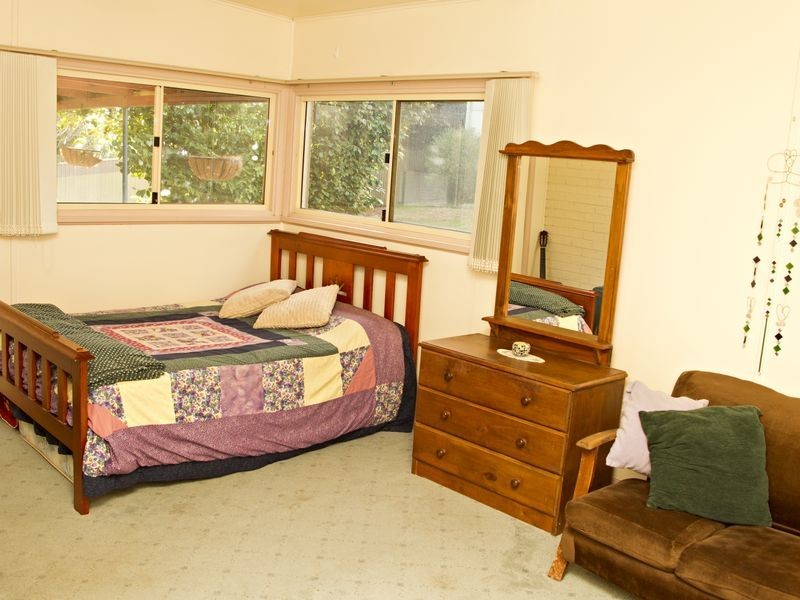 19 Whiteman Avenue, Young NSW 2594