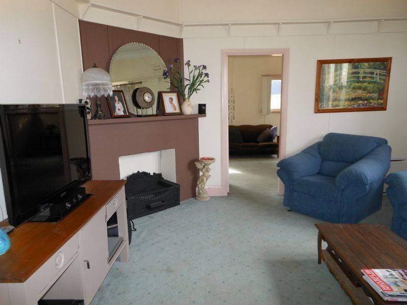 19 Whiteman Avenue, Young NSW 2594