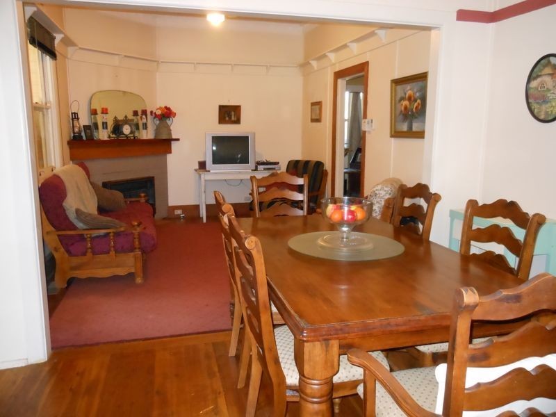 19 Whiteman Avenue, Young NSW 2594