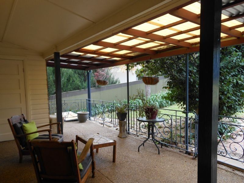 19 Whiteman Avenue, Young NSW 2594