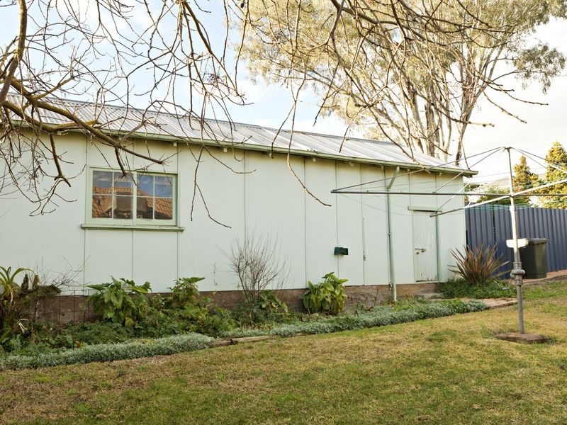 19 Whiteman Avenue, Young NSW 2594