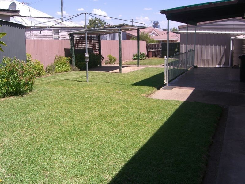 16 Clarke Street, Young NSW 2594