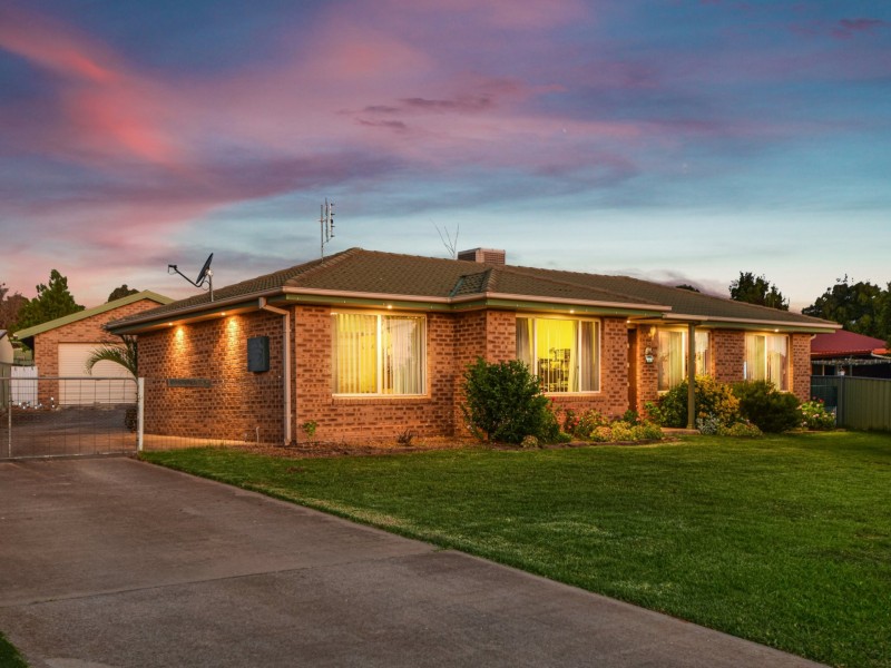 89 Blackett Avenue, Young NSW 2594