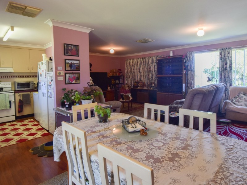 89 Blackett Avenue, Young NSW 2594