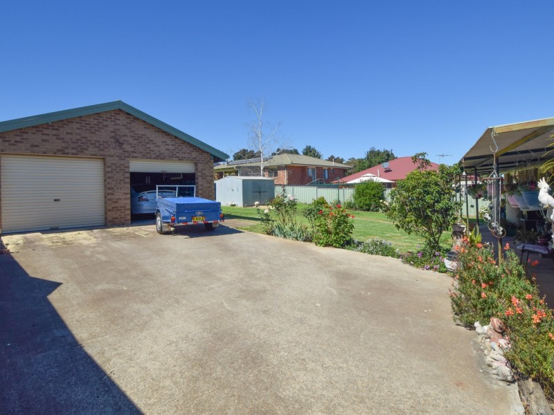 89 Blackett Avenue, Young NSW 2594