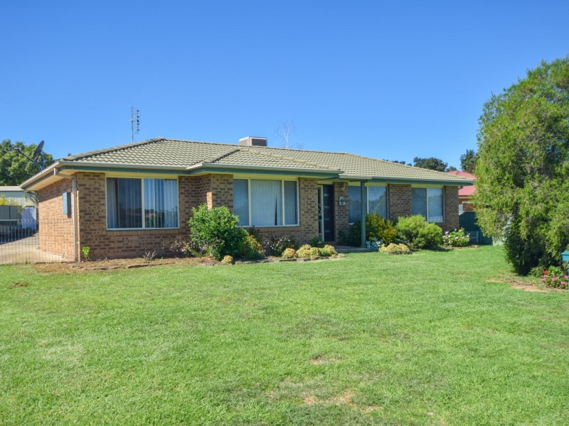 89 Blackett Avenue, Young NSW 2594