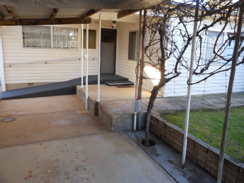 42 Currawong Street, Young NSW 2594