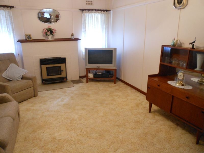 42 Currawong Street, Young NSW 2594