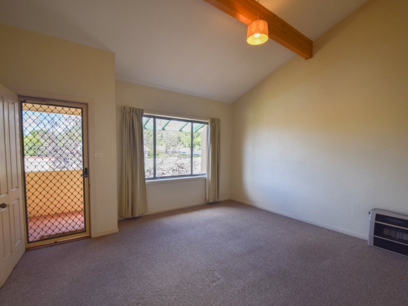 2/77 Thornhill Street, Young NSW 2594