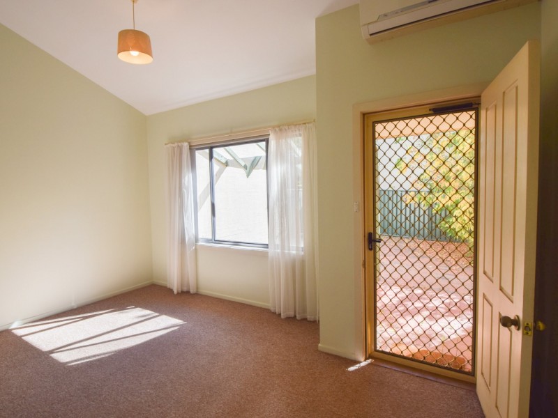 2/77 Thornhill Street, Young NSW 2594