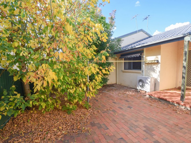 2/77 Thornhill Street, Young NSW 2594