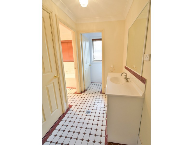 4 Tadros Avenue, Young NSW 2594