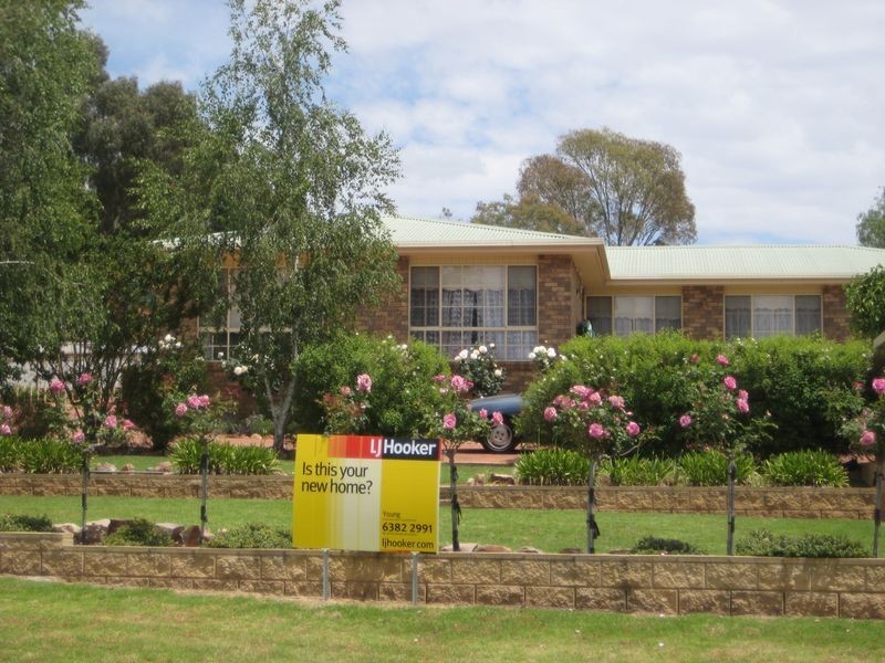 77 Binalong Street, Young NSW 2594