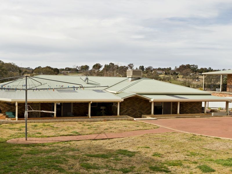 77 Binalong Street, Young NSW 2594