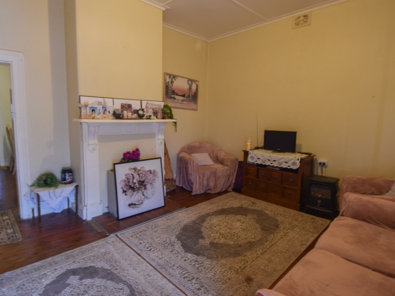 6 Spring Street, Young NSW 2594