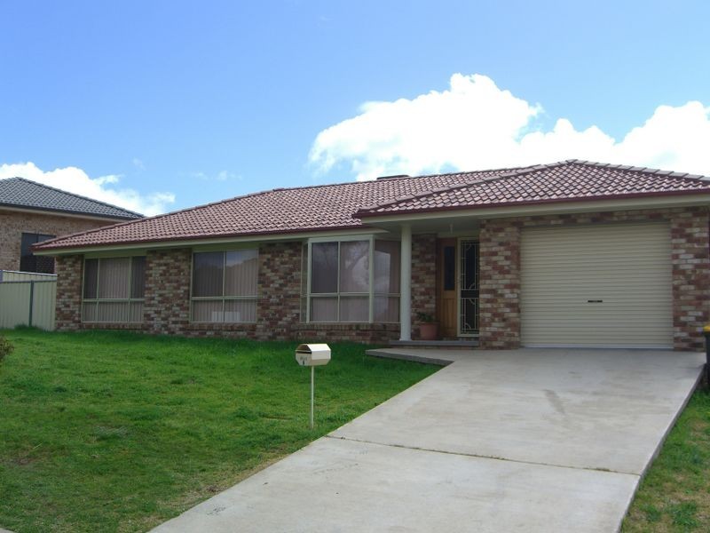 5 Hargraves Cr, Young NSW 2594