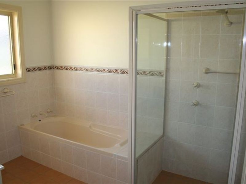 5 Hargraves Cr, Young NSW 2594