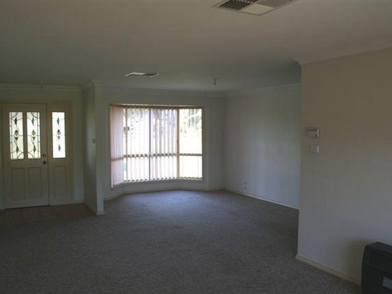 5 Hargraves Cr, Young NSW 2594