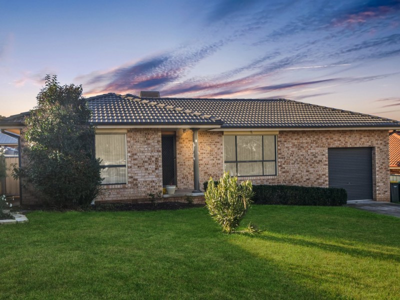 7 Hargreaves Crescent, Young NSW 2594