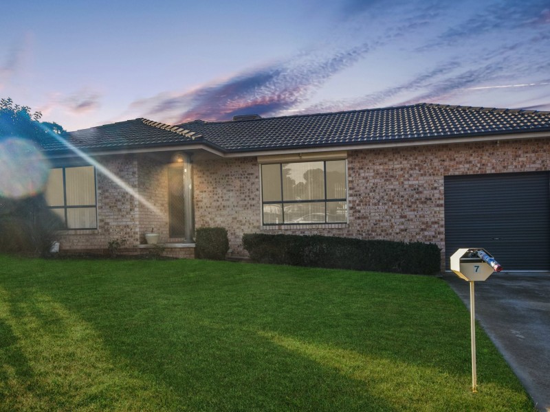 7 Hargreaves Crescent, Young NSW 2594