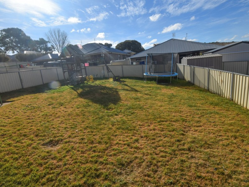 7 Hargreaves Crescent, Young NSW 2594