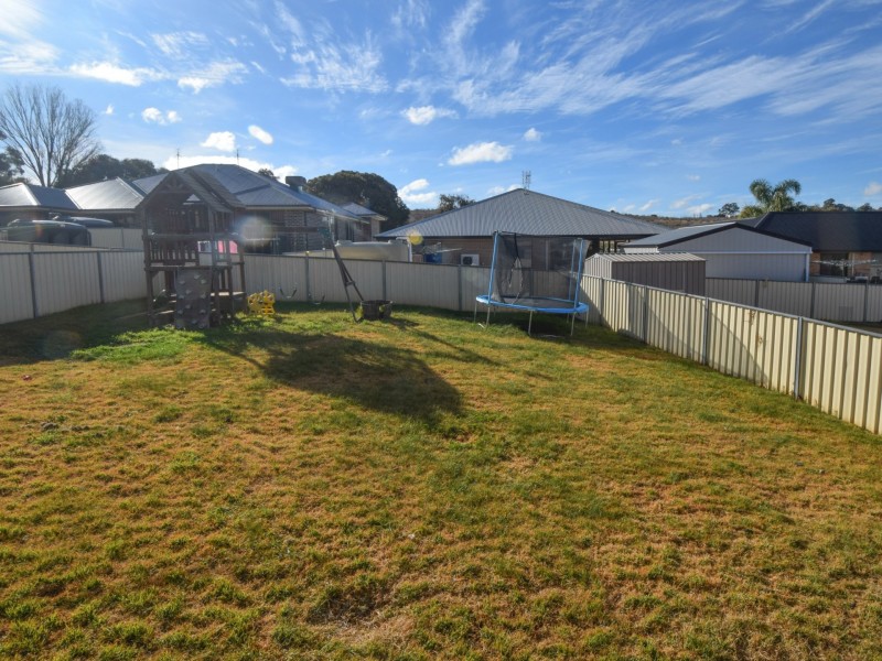7 Hargreaves Crescent, Young NSW 2594