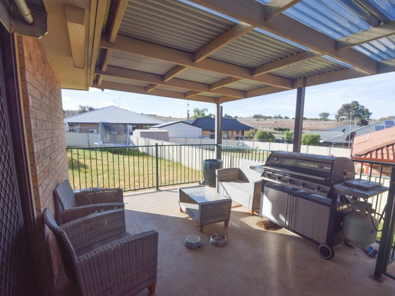 7 Hargreaves Crescent, Young NSW 2594