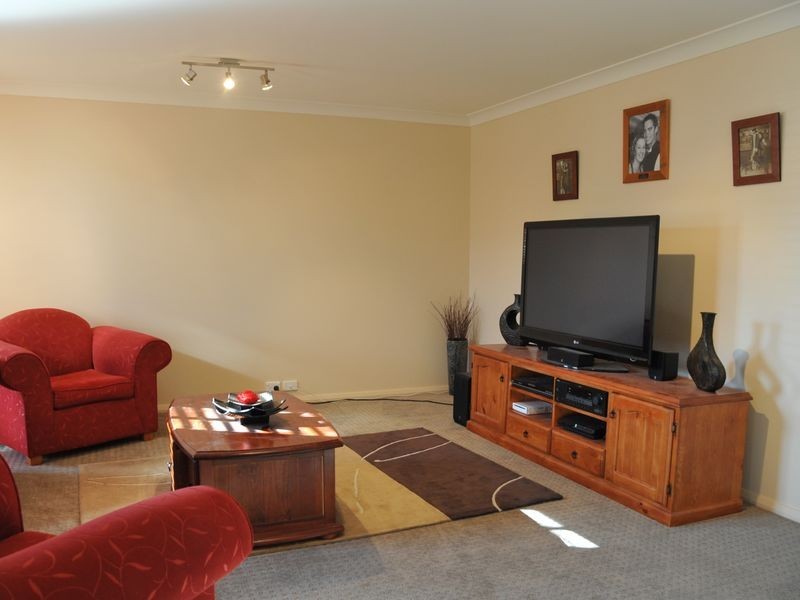 24 Jordan Place, Young NSW 2594