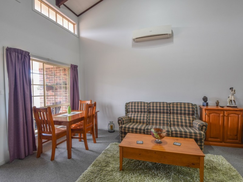 2/23 Thornhill Street, Young NSW 2594