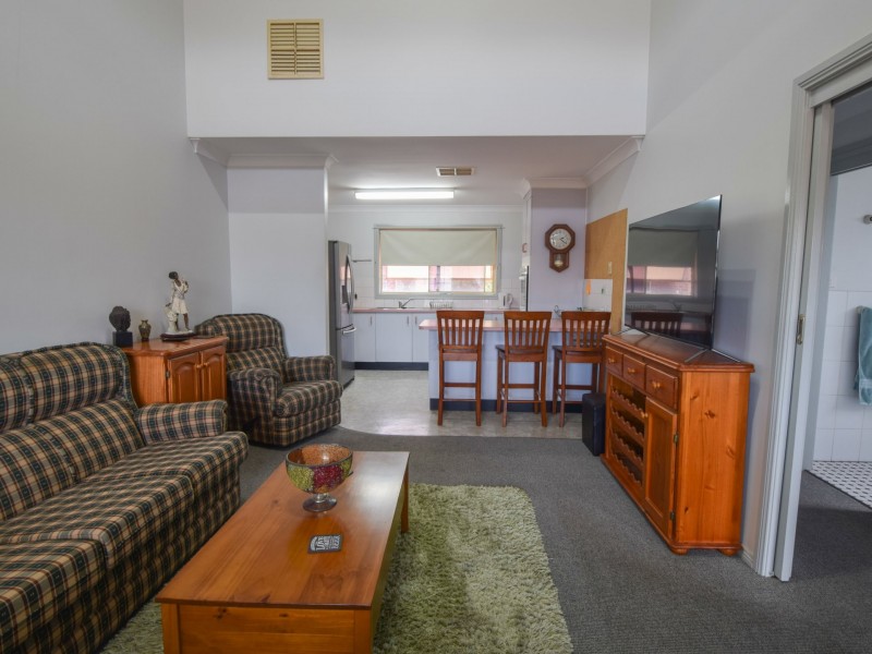 2/23 Thornhill Street, Young NSW 2594