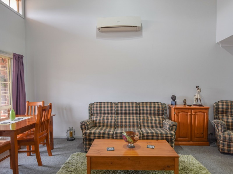 2/23 Thornhill Street, Young NSW 2594