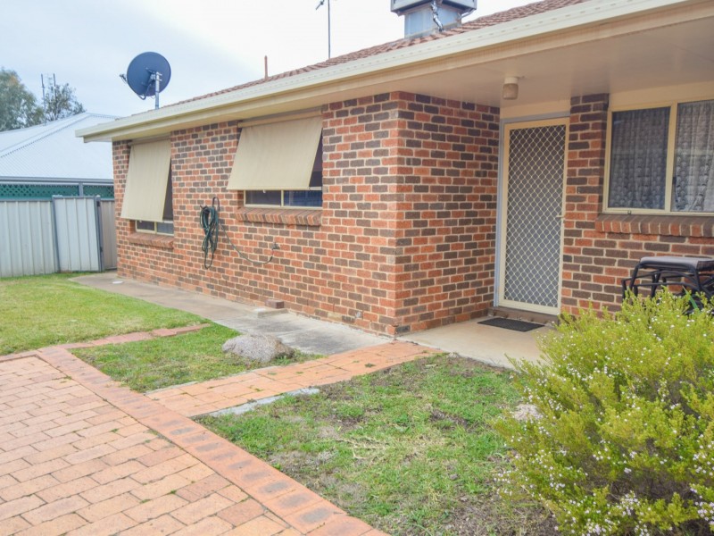 2/23 Thornhill Street, Young NSW 2594