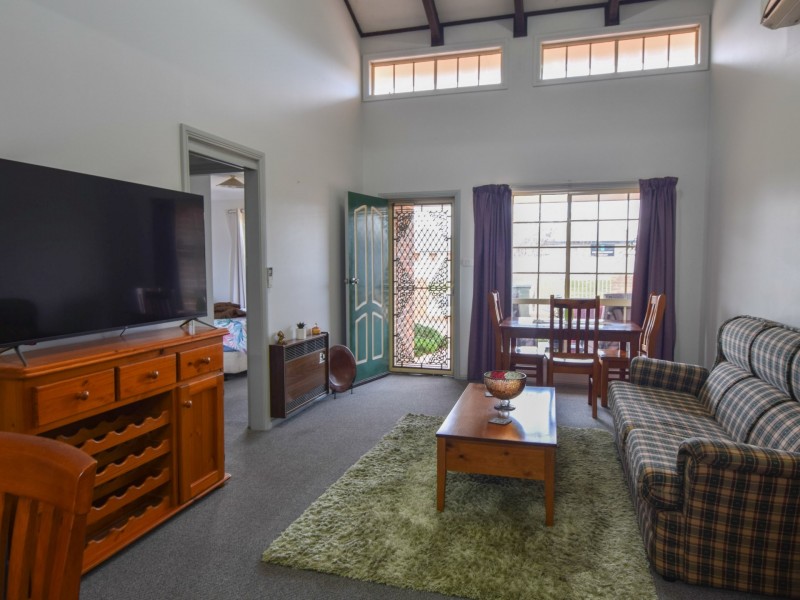 2/23 Thornhill Street, Young NSW 2594