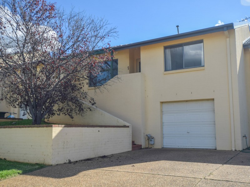 Unit 2/77 Thornhill Street, Young NSW 2594