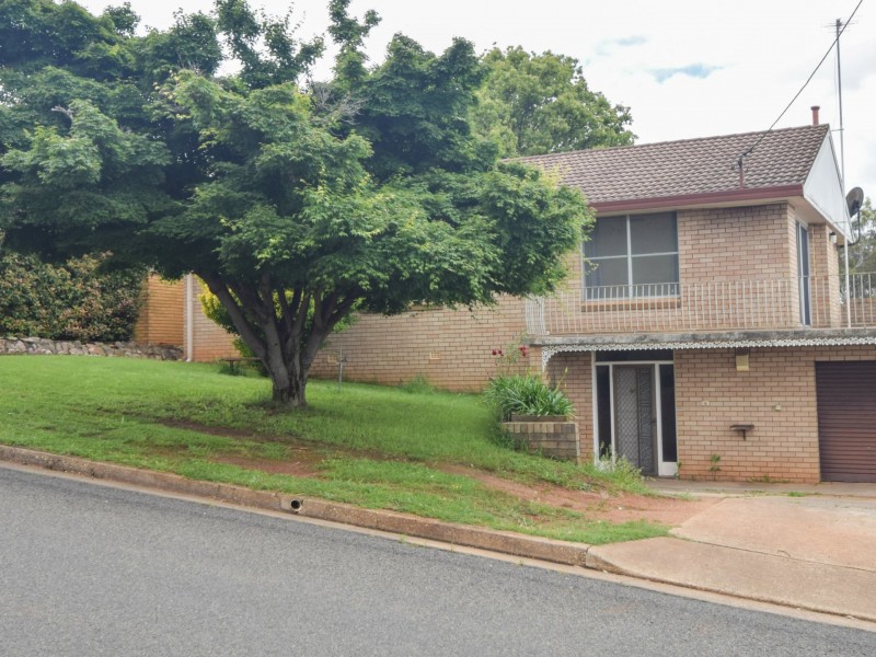 19 Fontenoy Street, Young NSW 2594