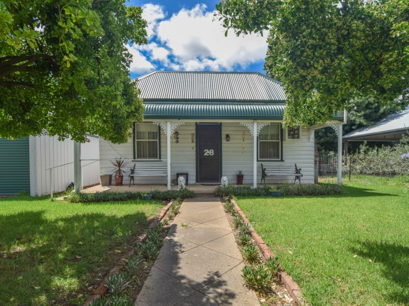 28 Murringo Street, Young NSW 2594