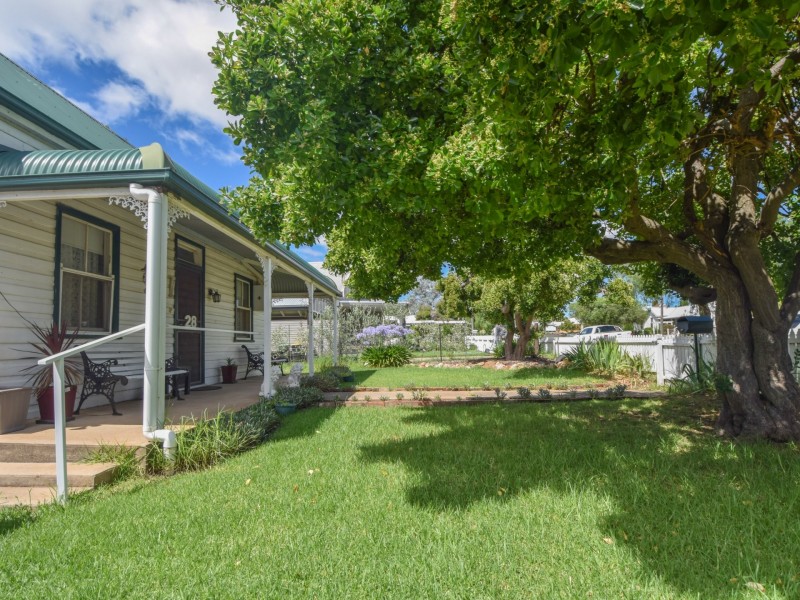 28 Murringo Street, Young NSW 2594